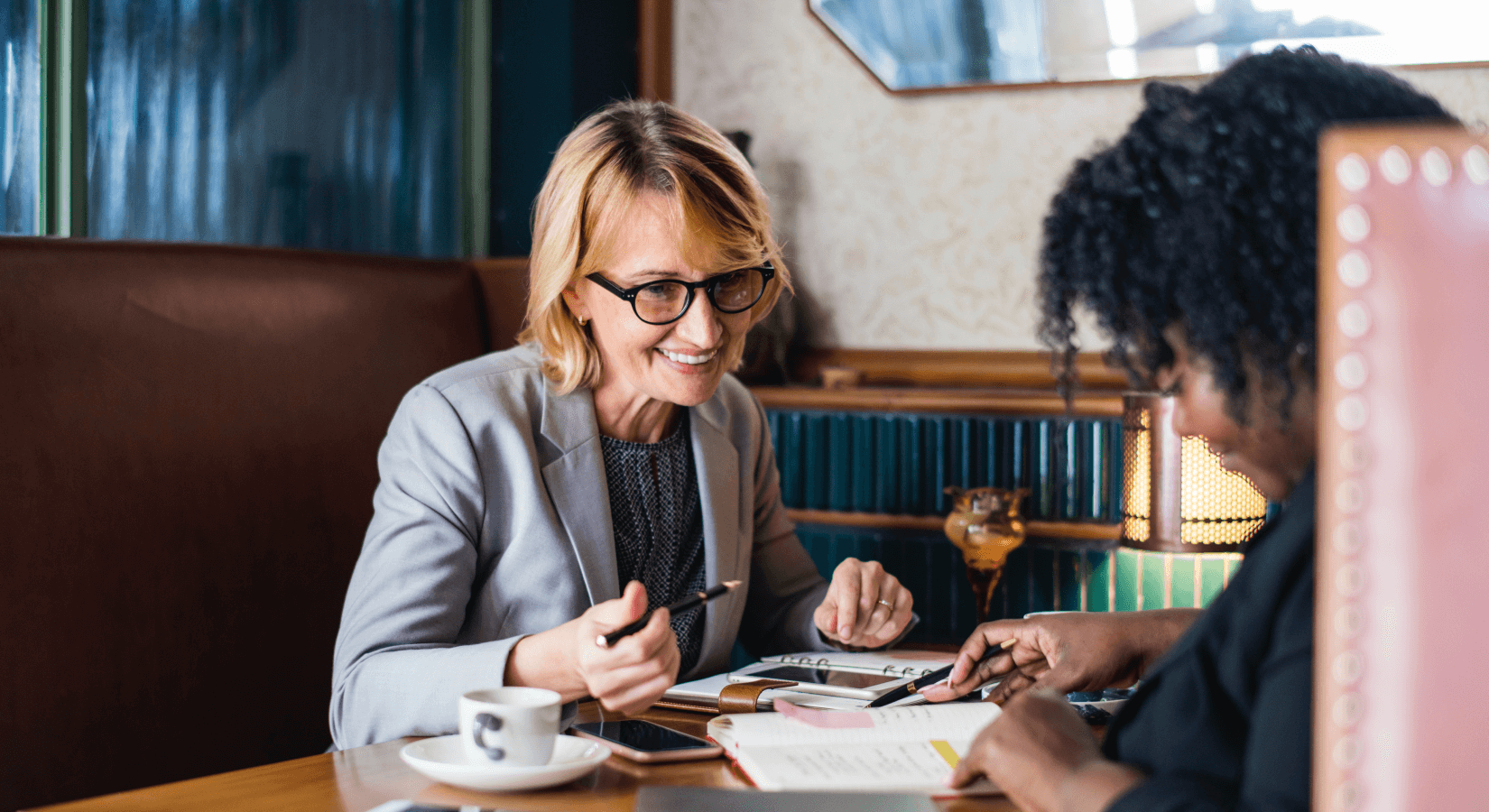 Oficina o cafetería… he ahí el dilema: El mejor sitio para hacer negocios.